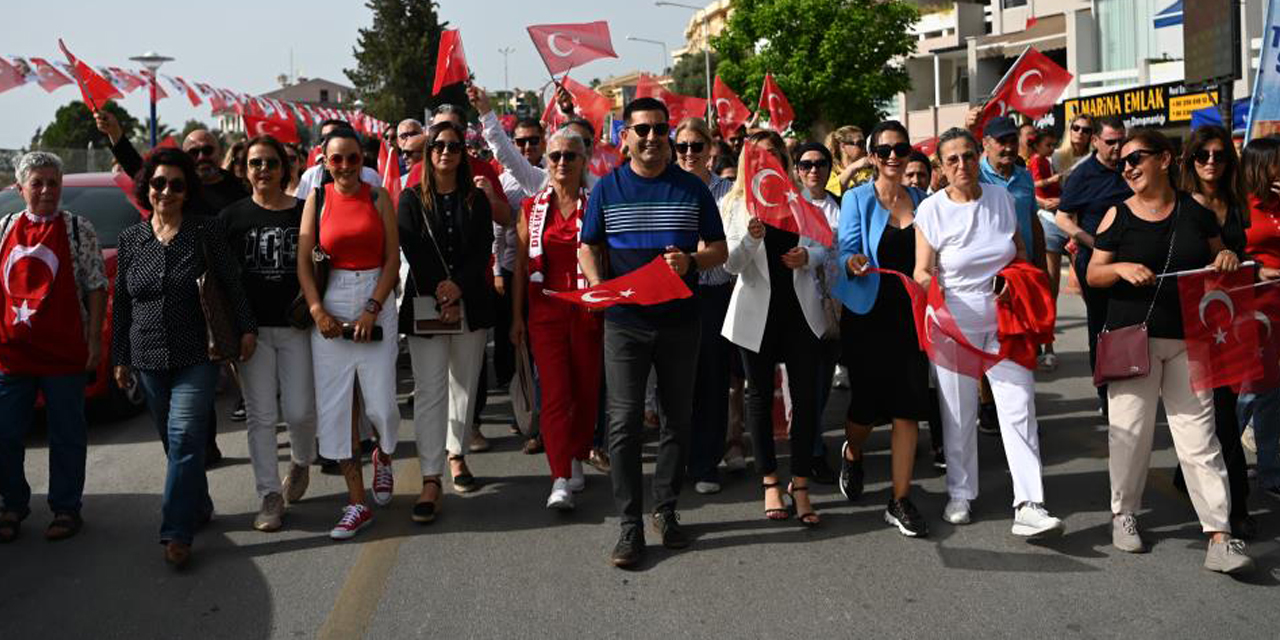 Kuşadası’nda binler Ata’sı için yürüdü