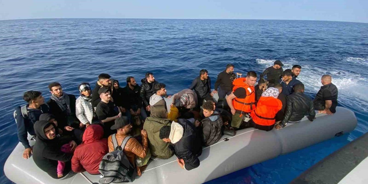 Yunanistan’ın geri ittiği 33 düzensiz göçmen kurtarıldı
