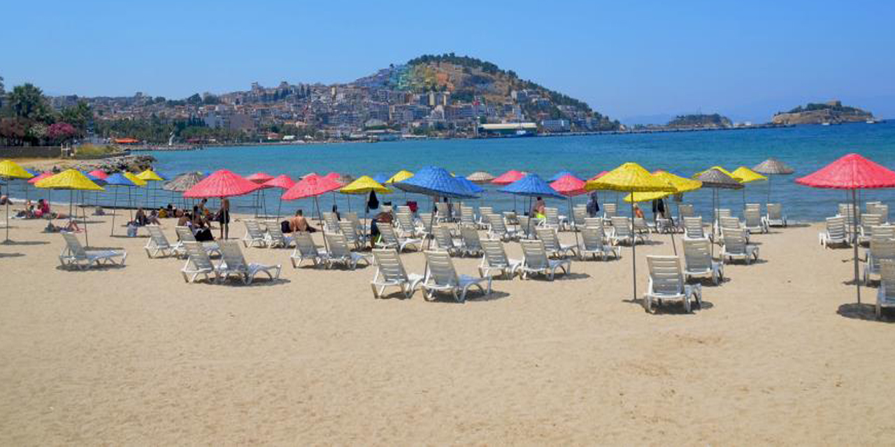 Kuşadası’nın halk plajlarında şemsiye ve şezlonglar artık ücretsiz