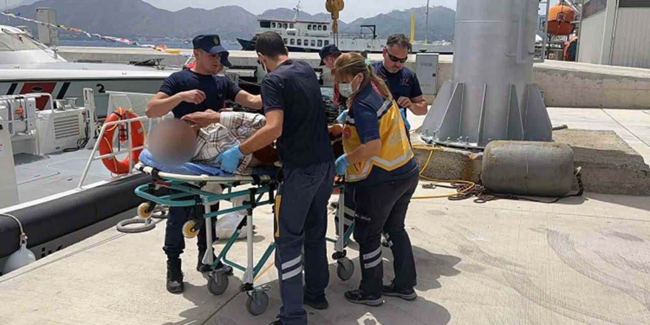 Teknede rahatsızlanan vatandaşa tıbbi tahliye