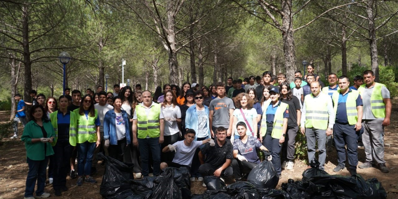 Ula Belediyesi, farkındalık için öğrencilerle çöp topladı