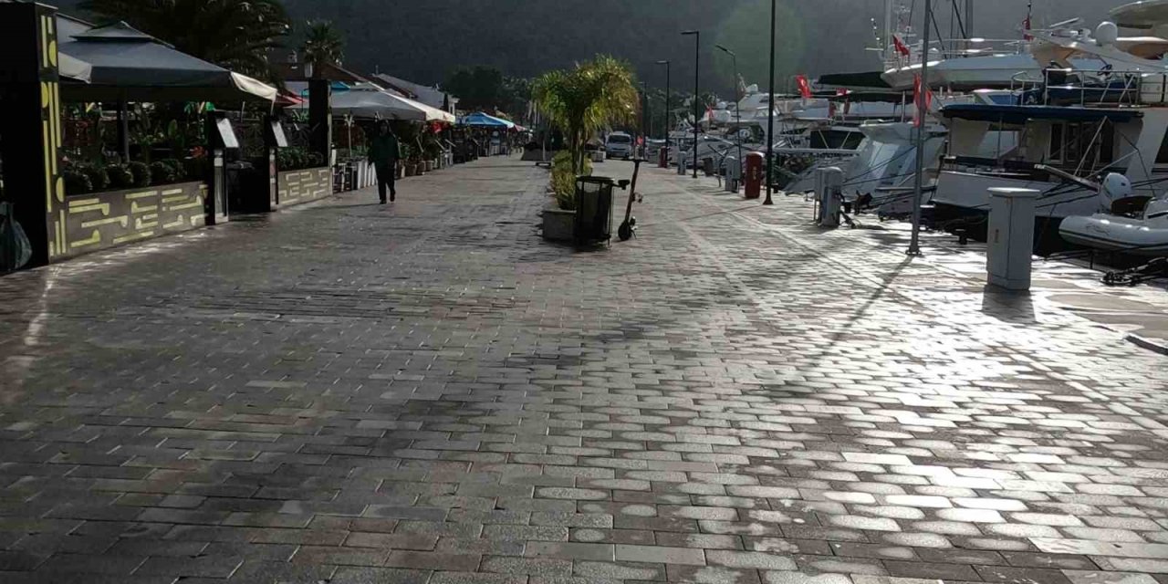 Marmaris Yat Limanı’na temizlik çalışması yapıldı