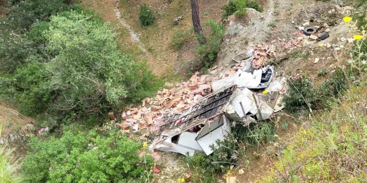 Milas’ta tır uçuruma yuvarlandı: 1 ölü