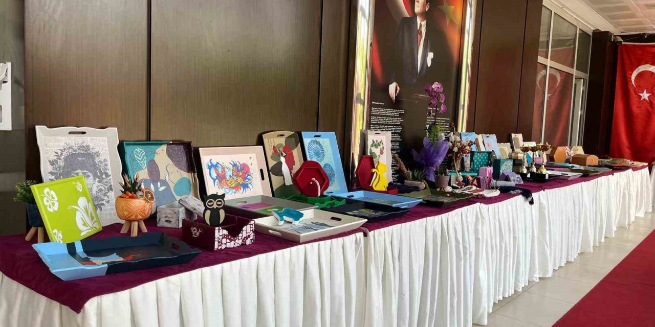 Yurtta kalan öğrencilerin yaptığı resimler görücüye çıktı