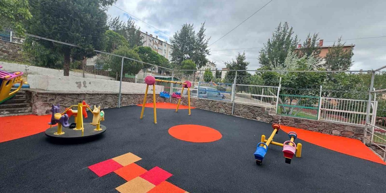 Çocuk parkları ve tartan pistler onarılıyor