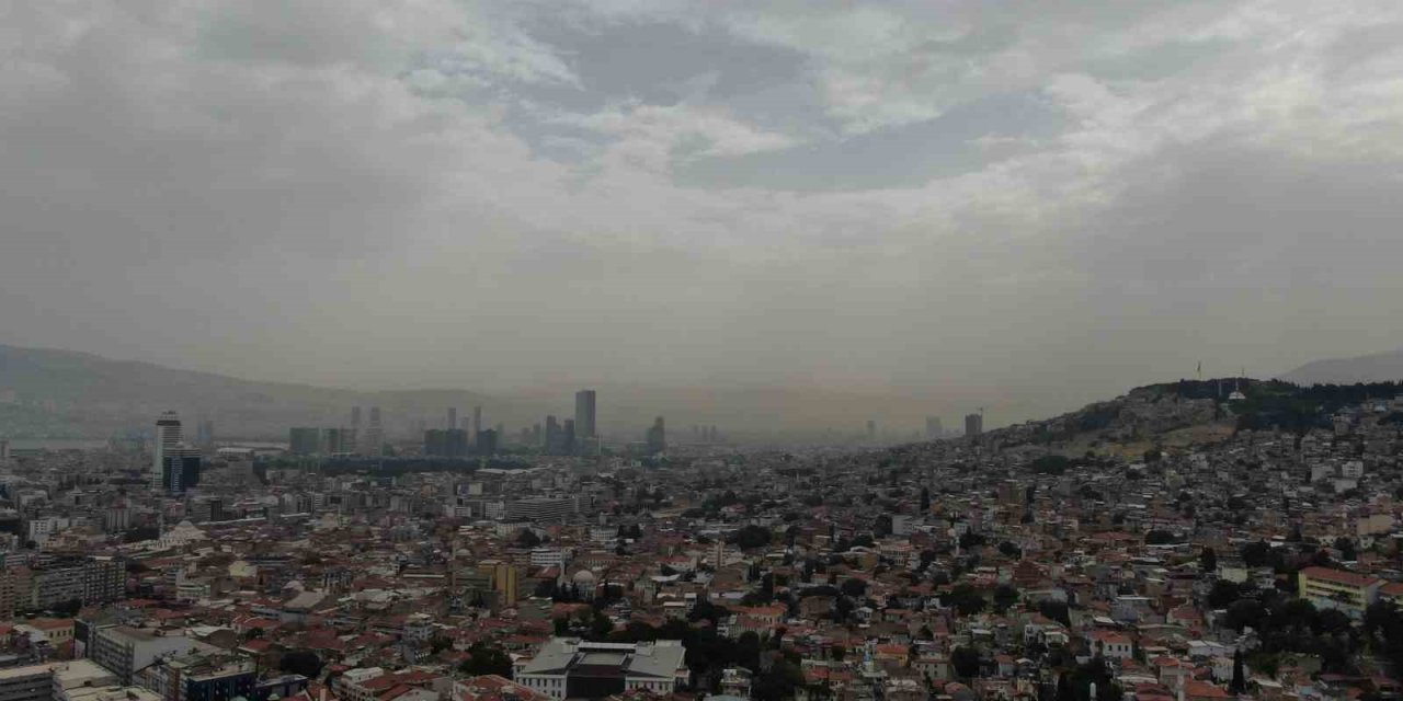 İzmir’de hava griye döndü, çöl tozu sis gibi kente çöktü