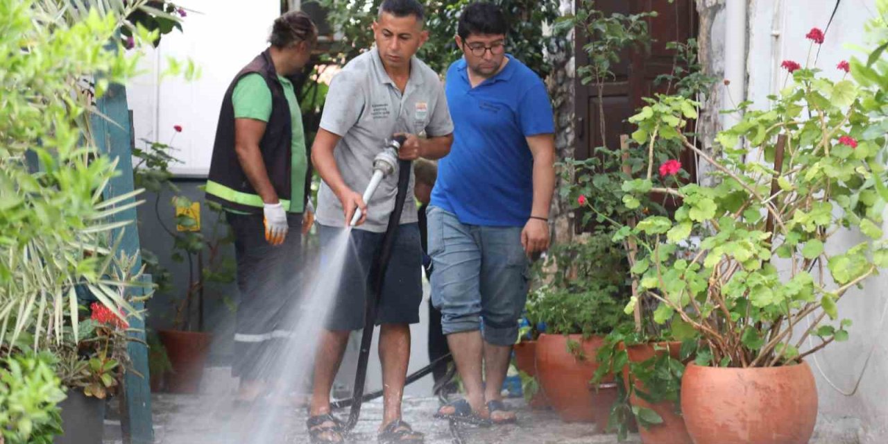 Marmaris’te kale sokaklarında yaz temizliği yapıldı