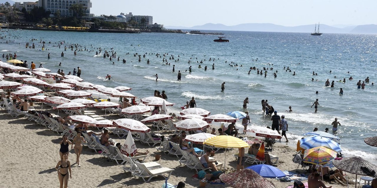 Kuşadası’nda şezlong ve şemsiyelerin ücretsiz olması tatilcileri memnun etti
