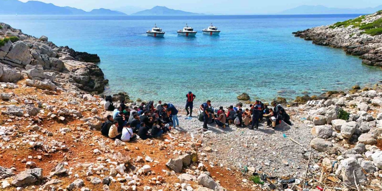 Düzensiz göçmenleri Yunanistan diye ıssız koya bırakıp gittiler