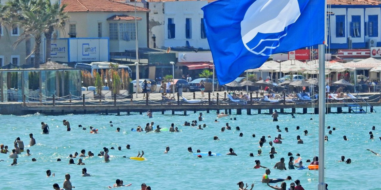 Çeşme’de 13 plaj ve 3 marinaya Mavi Bayrak