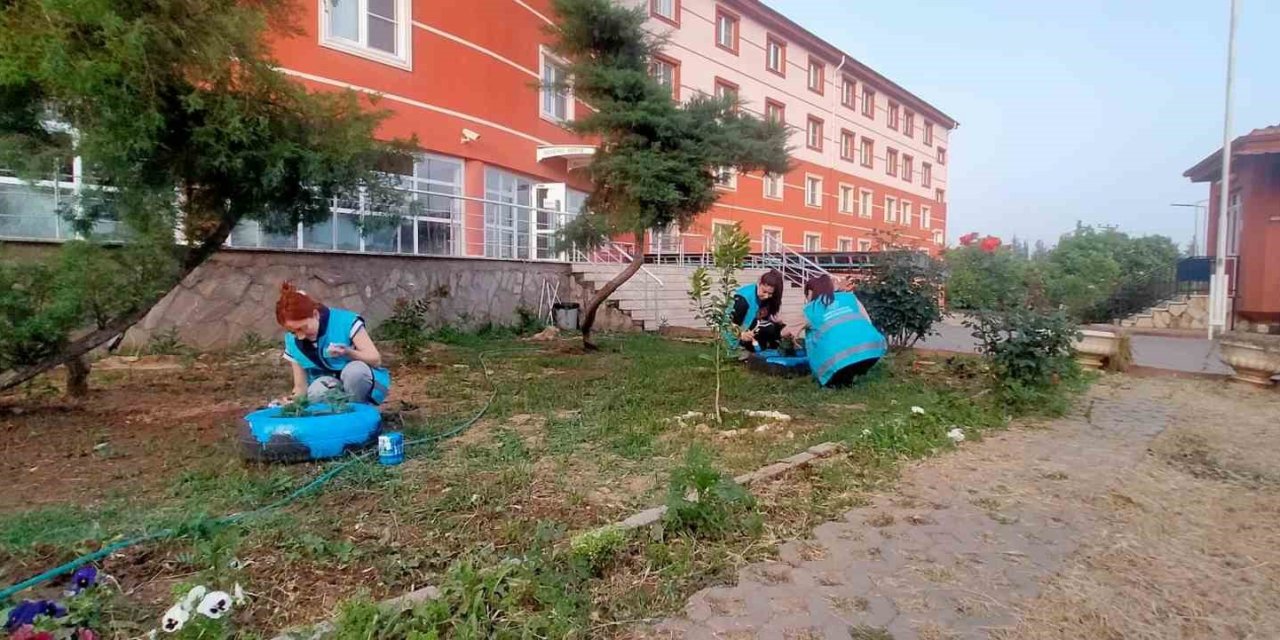 Öğrenciler atıkları geri dönüştürdü, bahçeyi renklendirdi