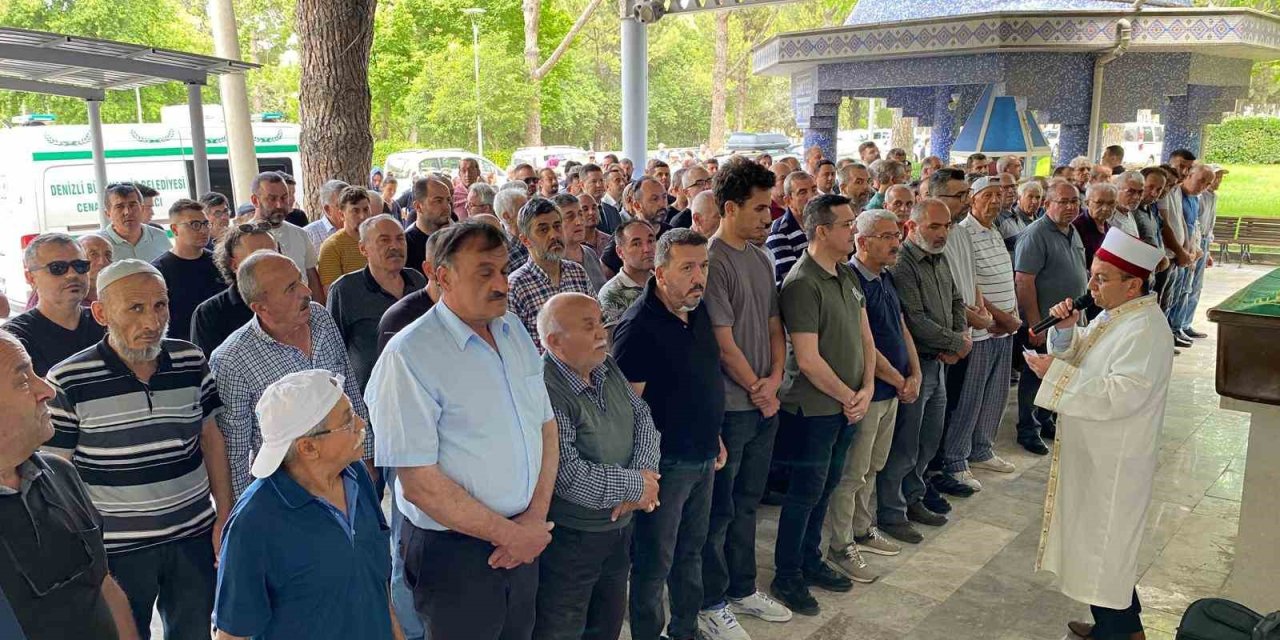 Öğrencileriyle voleybol oynarken vefat eden öğretmen toprağa verildi