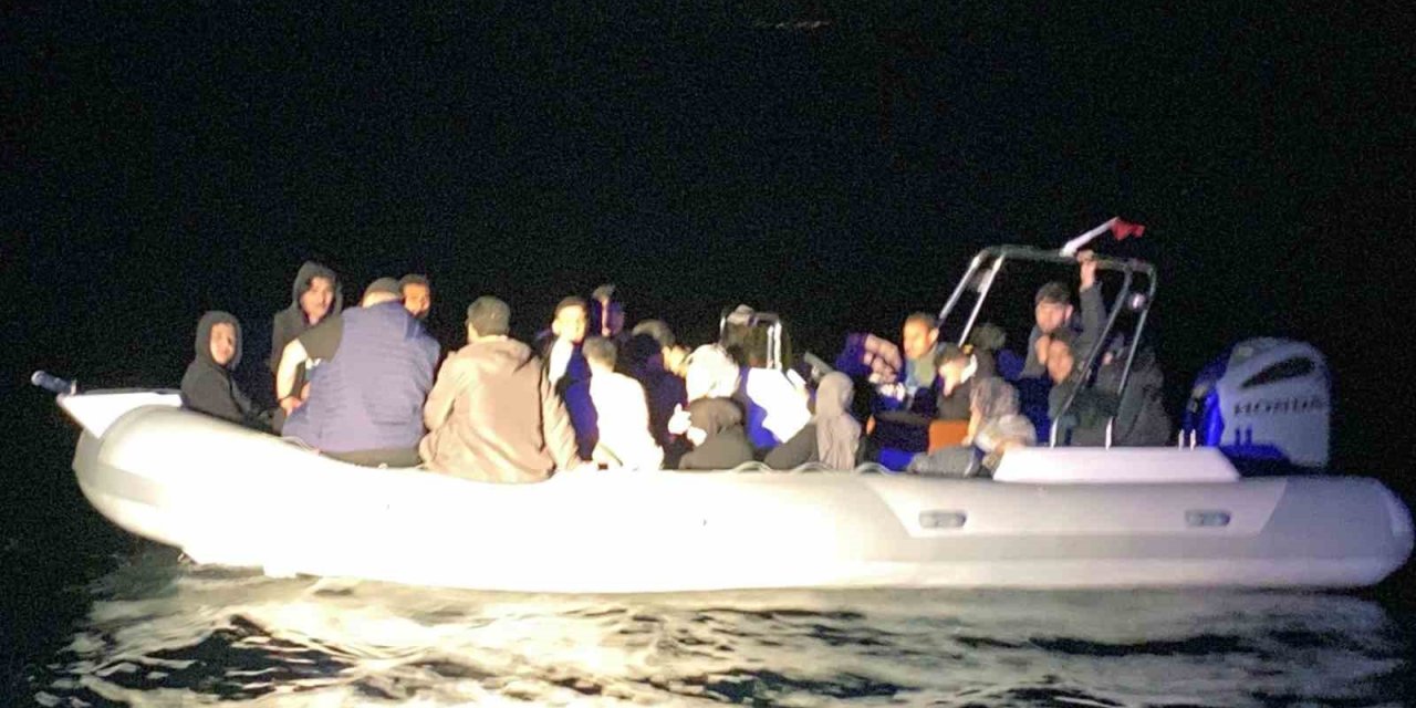 Arızalanan lastik bottaki 56 düzensiz göçmen kurtarıldı