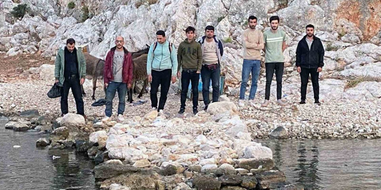 Düzensiz göçmenler adada mahsur kaldı
