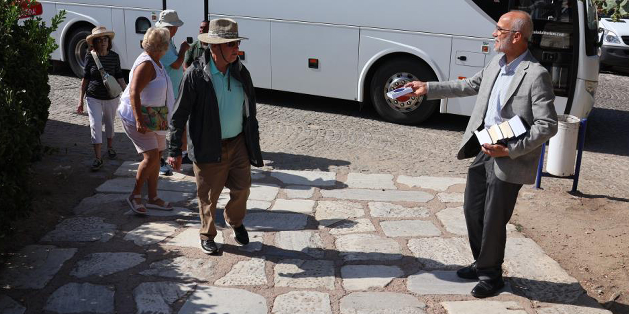 Yabancı diliyle turistlere İslam’ı anlatan şehit babası imama “iyilik” ödülü