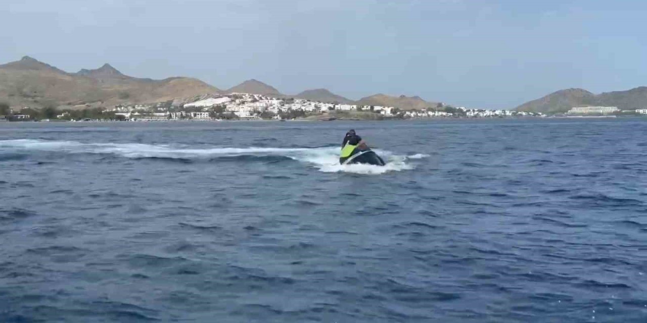 Jet ski ile kaçmaya çalıştılar