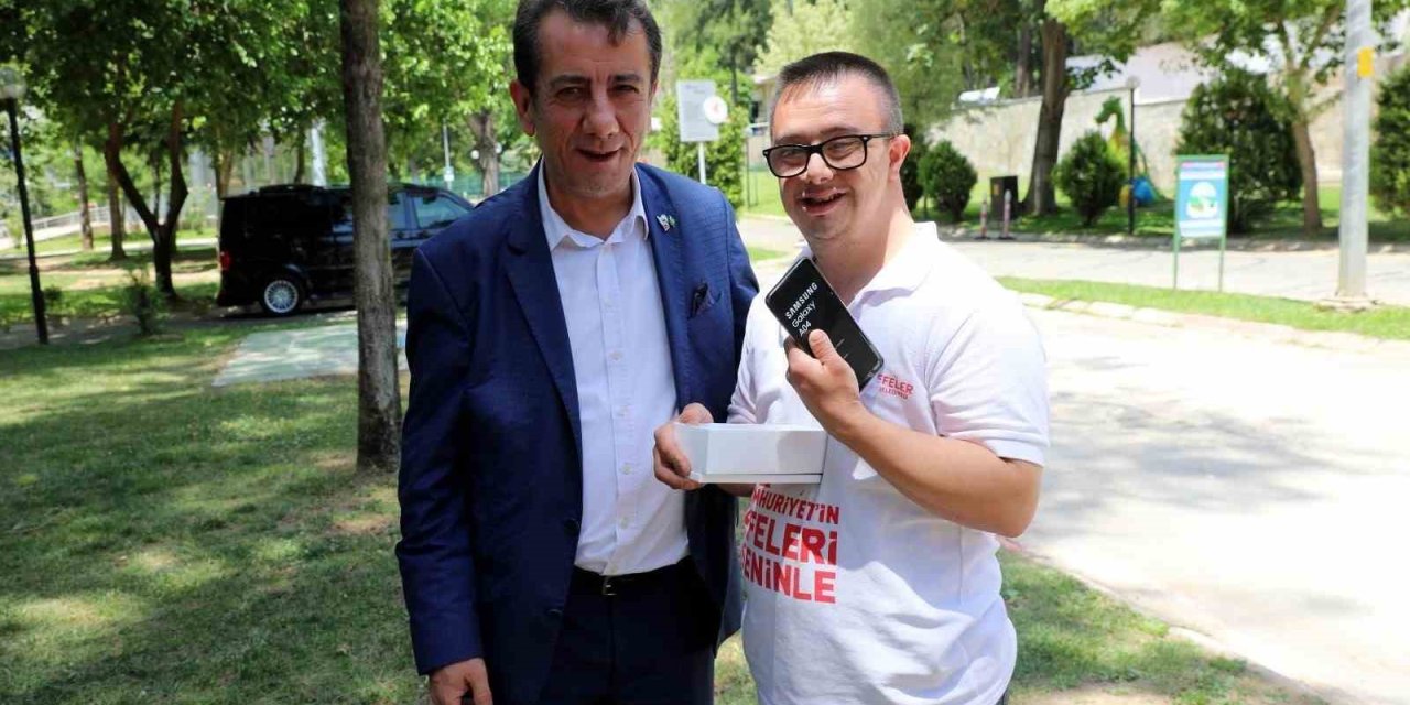 Başkan Yetişkin, Down Sendromlu Ozan’ın kalbine dokundu