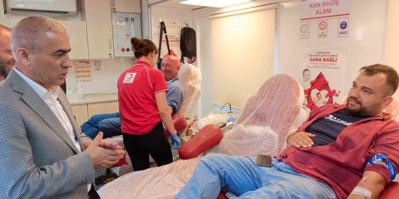 AK Parti Aliağa ve Kızılay’ın düzenlediği kan bağış kampanyasına yoğun ilgi
