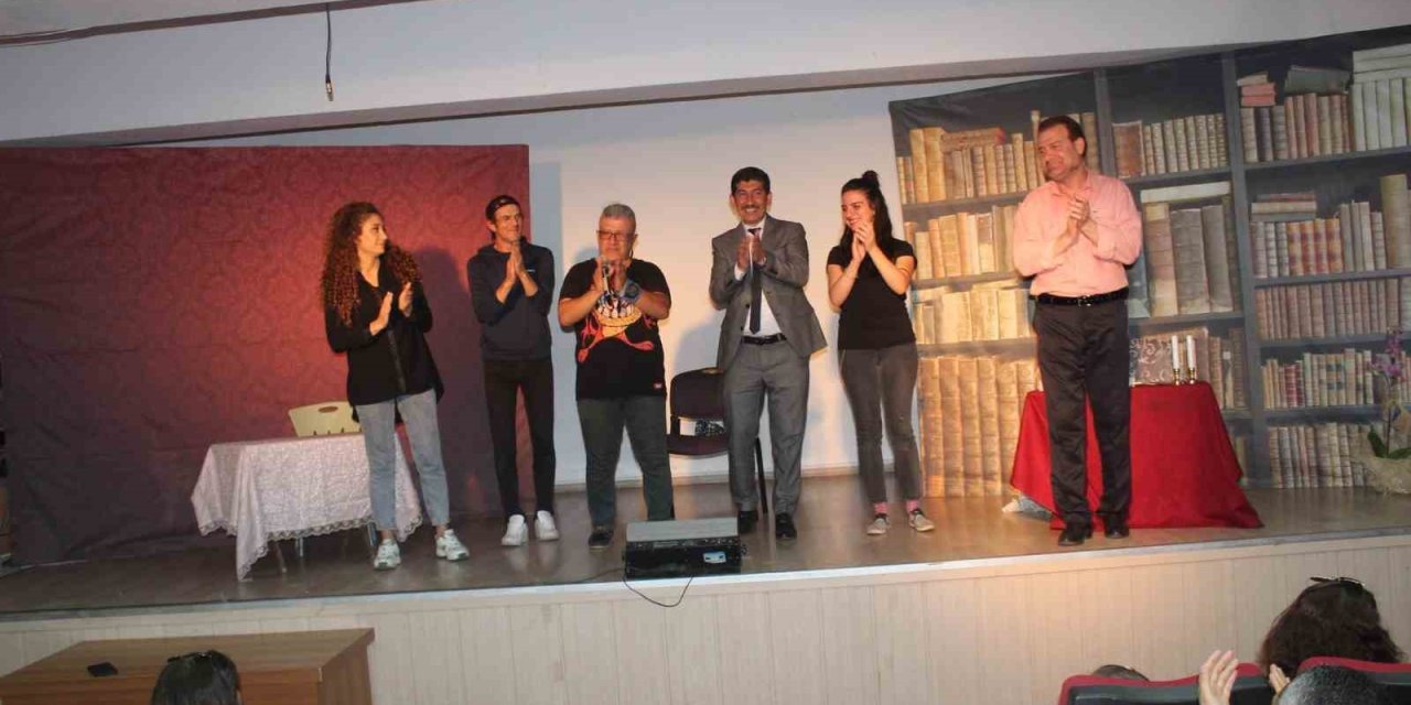 Köyceğizli öğrencilere yönelik "Pembe Aslında Siyahtır" adlı tiyatro oyunu sergilendi