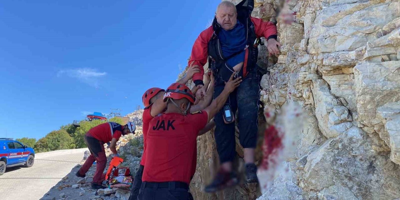 Kayalıklara düşen İngiliz paraşütçüyü UMKE ve JAK ekipleri kurtardı