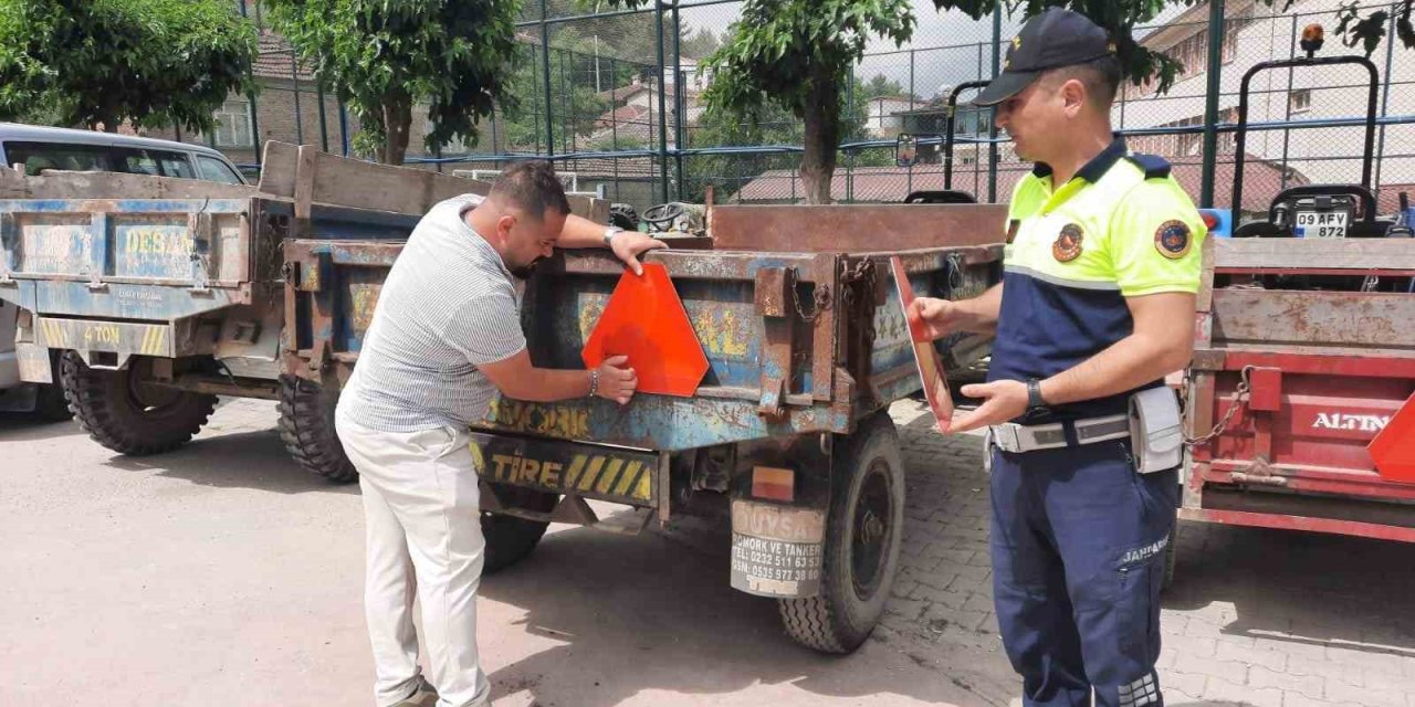 Kuşadası’nda traktör sürücülerine reflektör dağıtıldı