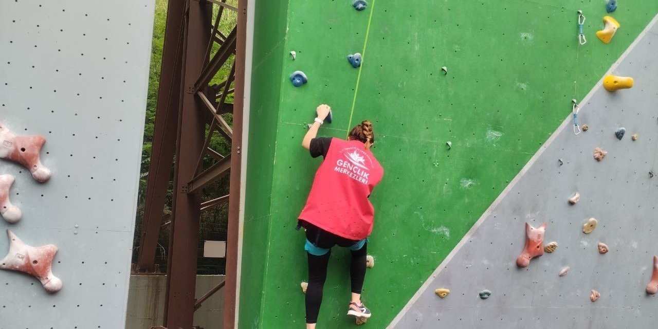 Olimpik tırmanma duvarına çıkan gençler adrenalini yaşadı