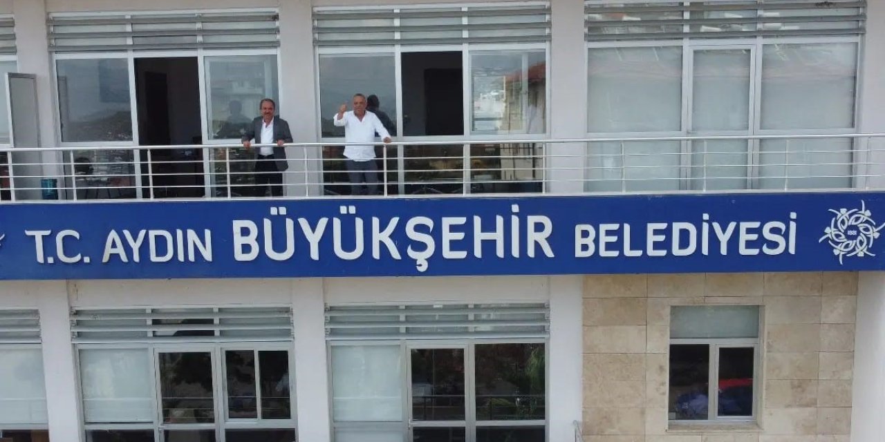 Önceki yönetim indirdi, başkan Özel kendi eliyle yeniden astı