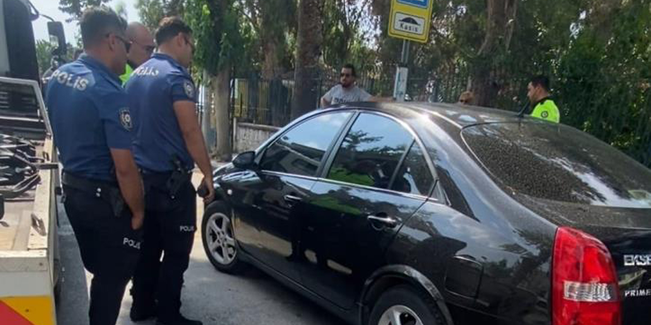 Kendisini otomobiline kilitleyen sürücü, polise zor anlar yaşattı