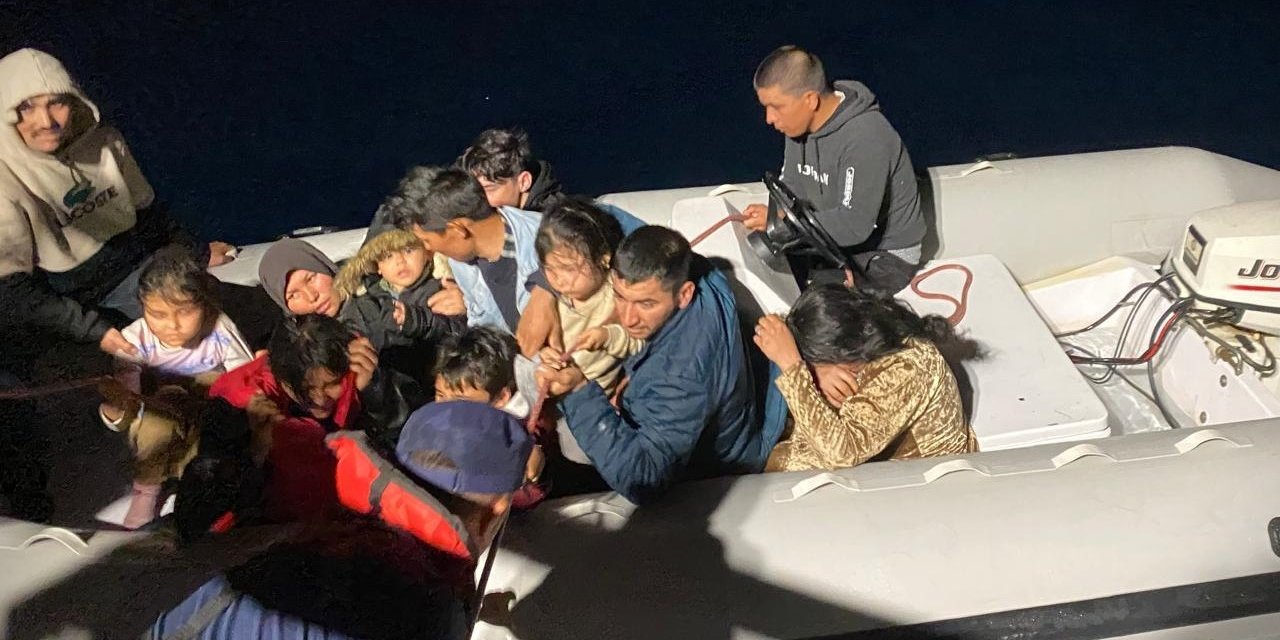 İzmir sularından, 24’ü çocuk 49 göçmen karaya çıkartıldı