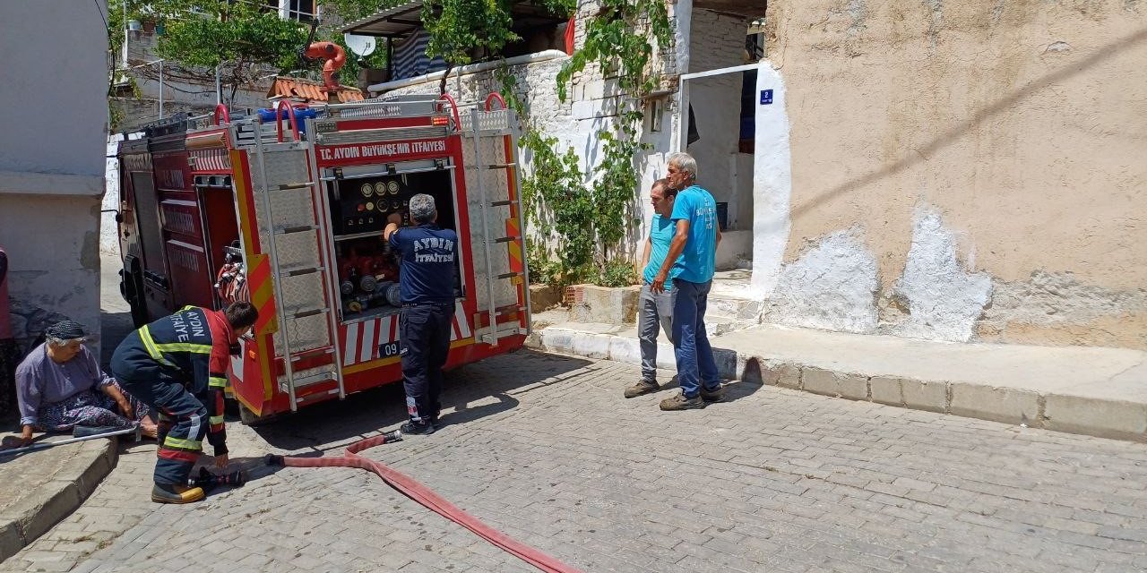 Belediye ekiplerinin dikkati, yaşlı kadını kurtardı