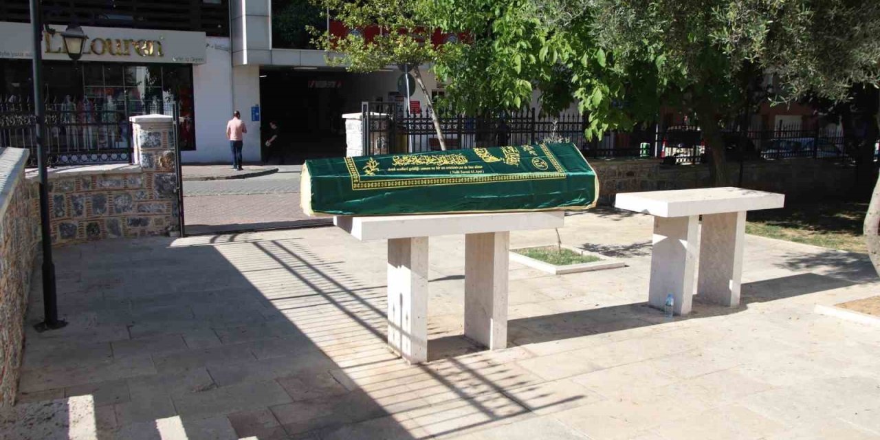 Muğla’da camiye bırakılan tabut içindeki cenaze merak konusu oldu