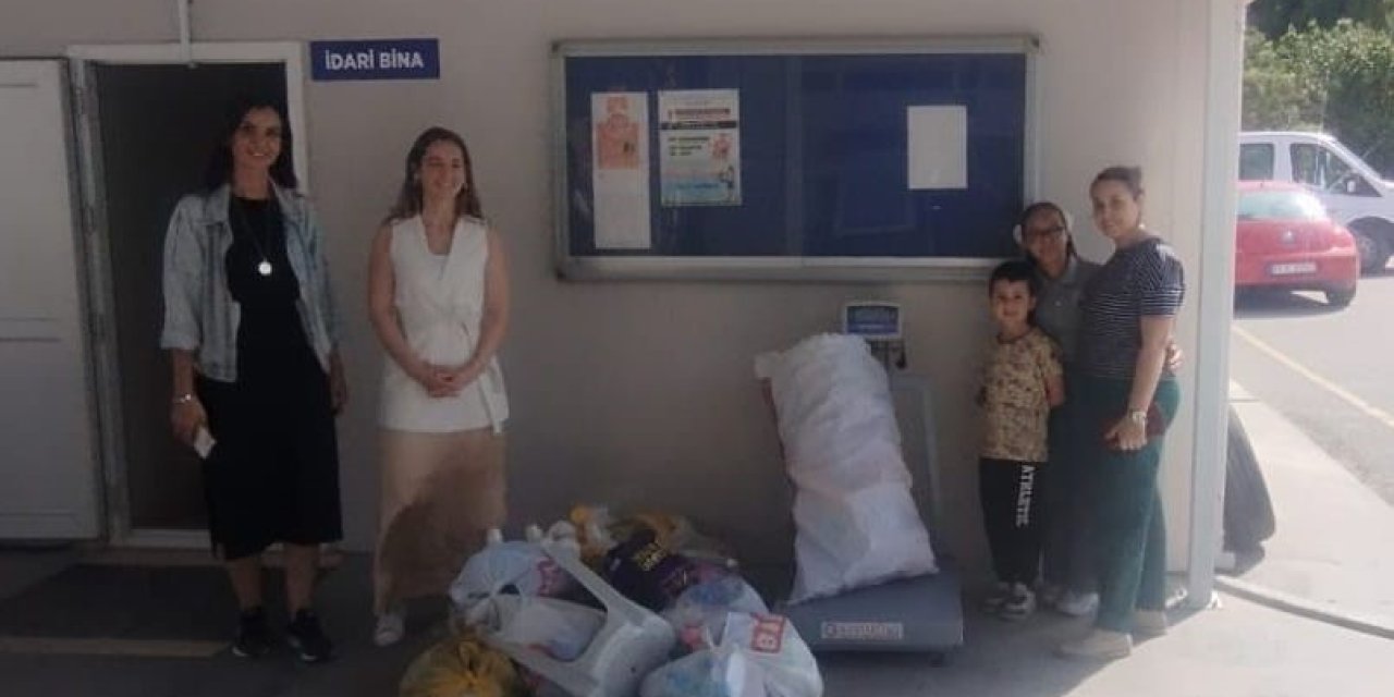 Sökeli çocuklar atığı getiriyor, hediyeyi kapıyor