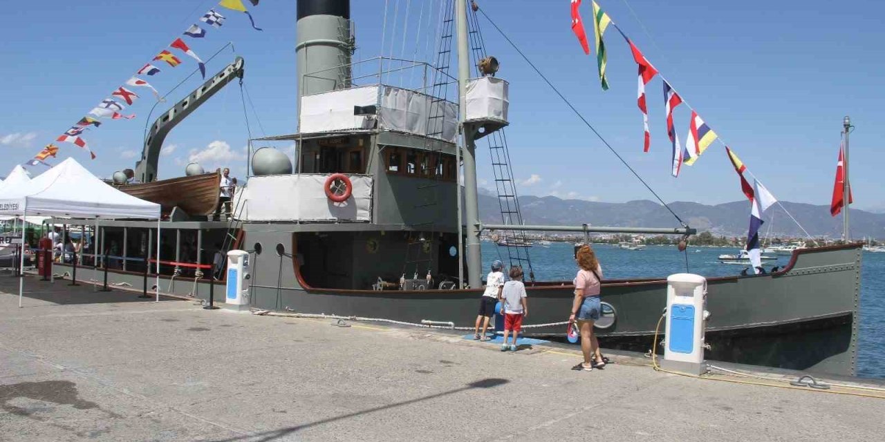 Fethiye’ye demirleyen TCG Nusret Mayın Gemisi yoğun ilgi gördü