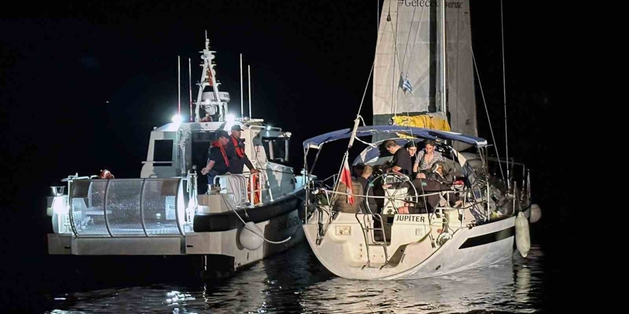 Sürüklenen yelkenli teknedeki 38 düzensiz göçmen kurtarıldı