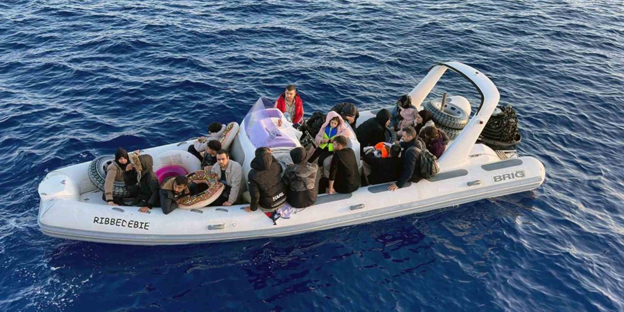 12 düzensiz göçmen kurtarıldı, 2 göçmen kaçakçısı yakalandı