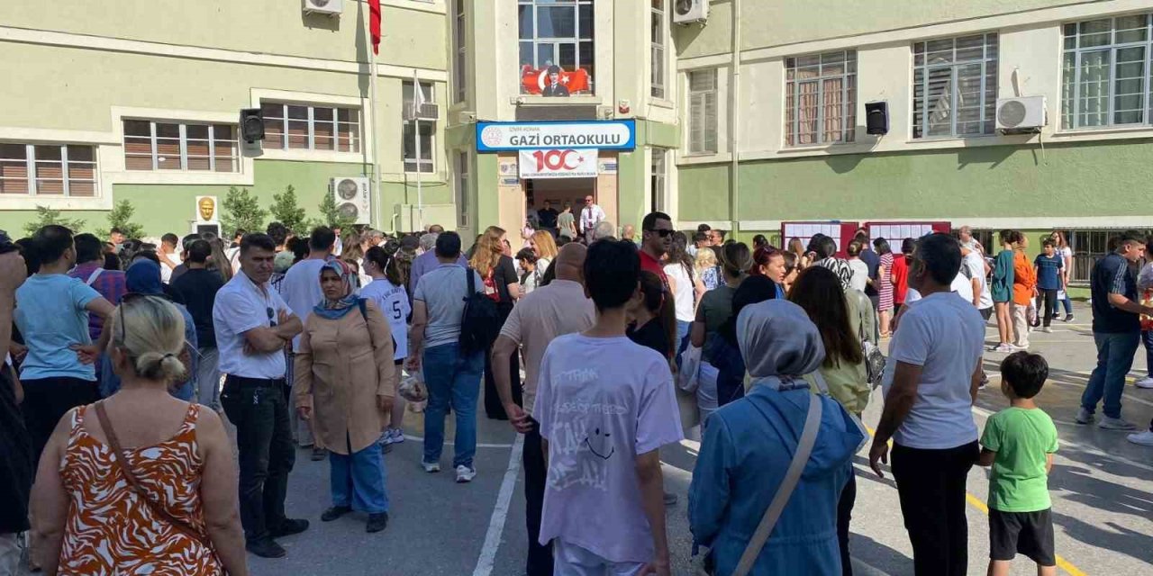 İzmir’de LGS heyecanı başladı