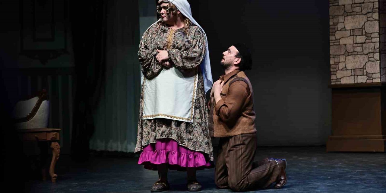 Şehir Tiyatrosu kapanışını Aşk ve Gururla yaptı