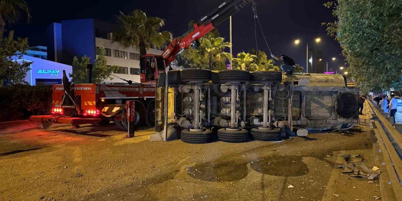 İzmir’de lastikleri patlayan hafriyat kamyonunun dorsesi devrildi