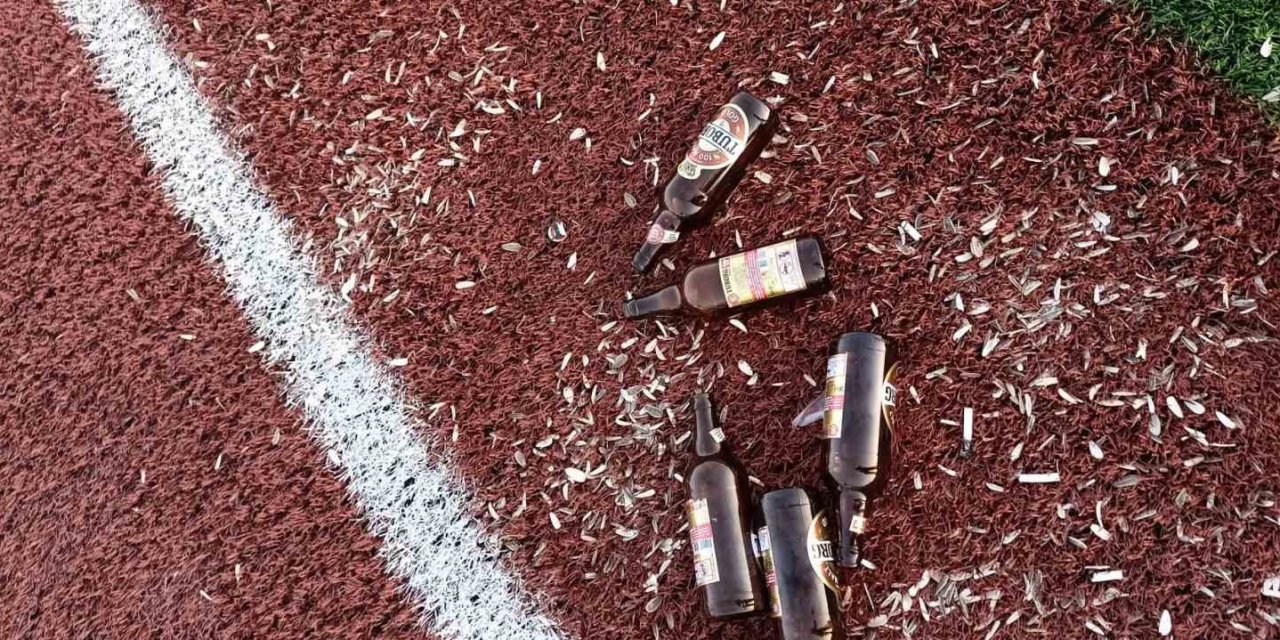 Sorumsuz seyirciler stadı çöplüğe çevirdi