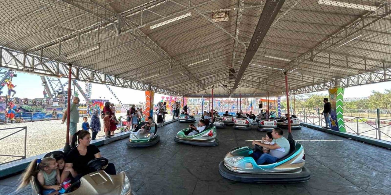 Engel tanımayan gençler lunaparkta gönüllerince eğlendi