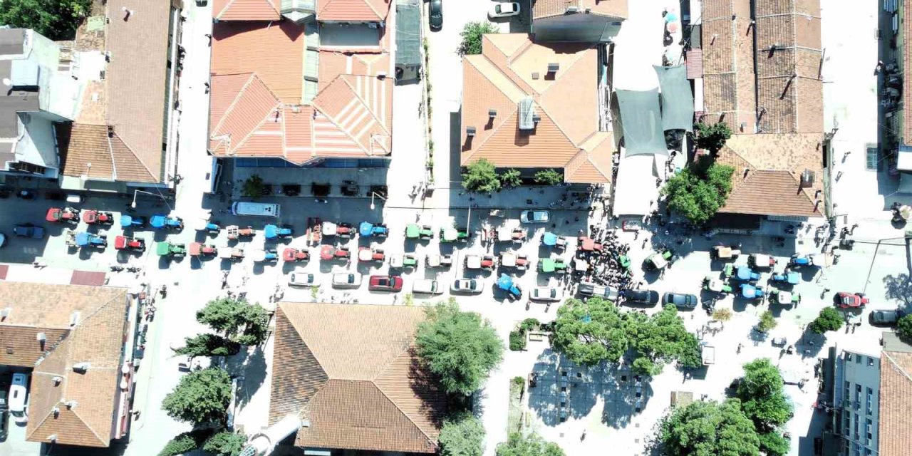 Denizli’de sulama sezonuna sıkıntılarla giren üreticiler, Çal ilçesinde seslerini duyurmaya çalıştı