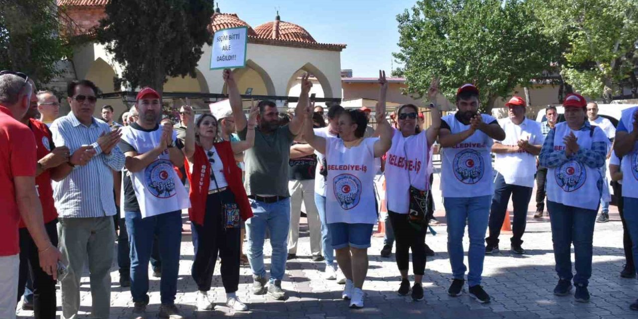 Menemen Belediyesinden çıkarılan işçilerin eylemi sürüyor