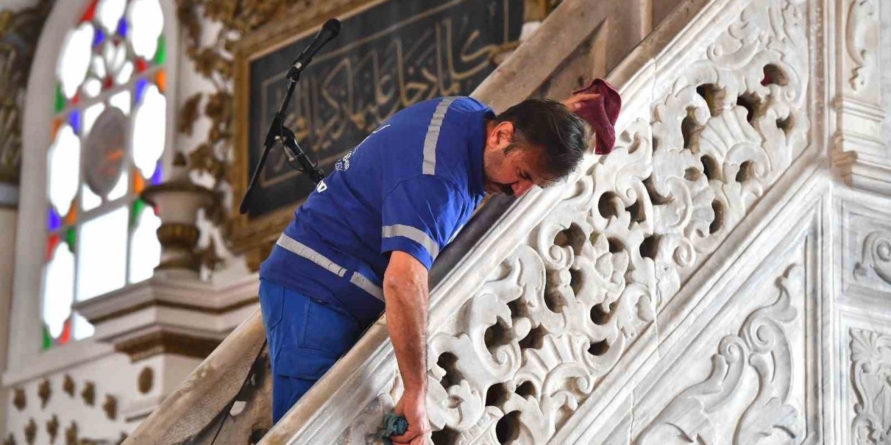 İzmir’in ibadethanelerinde bayram temizliği