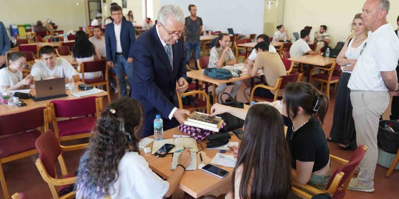 Rektör Prof. Dr. Budak, final sınavlarına hazırlanan öğrencilerle bir araya geldi