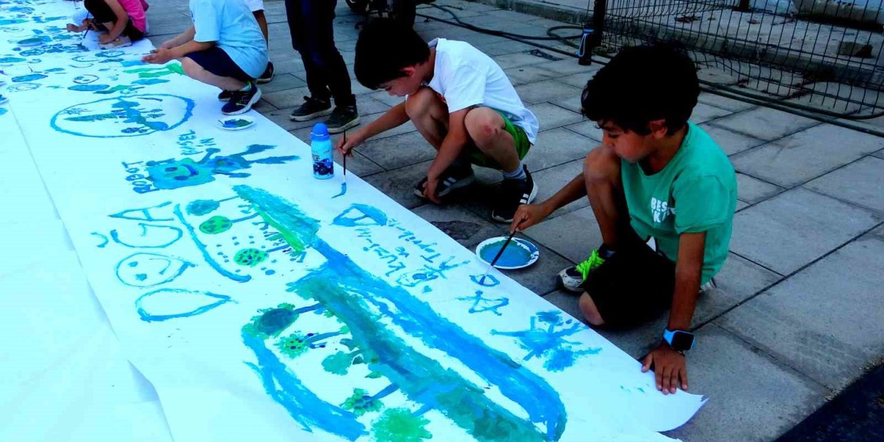 Muğla’da minik eller temiz bir çevre için boya tuttu