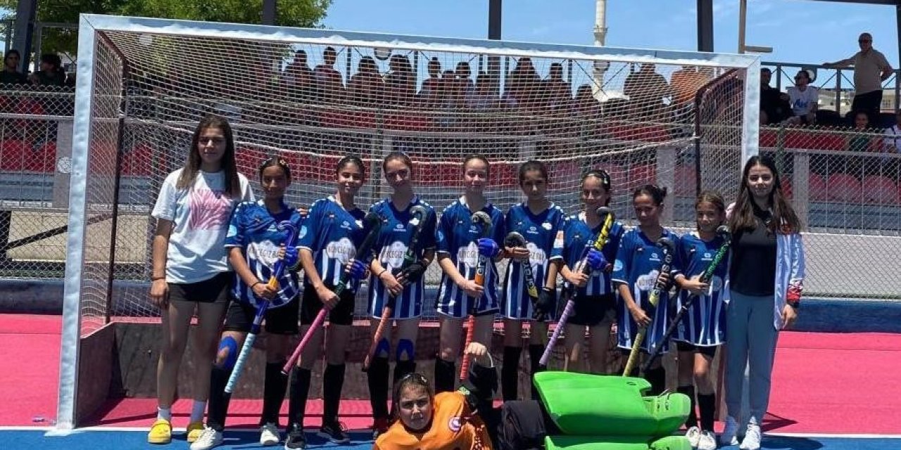 Cumhuriyet Ortaokulu, küçük kızlar hokey Türkiye şampiyonası finalinde