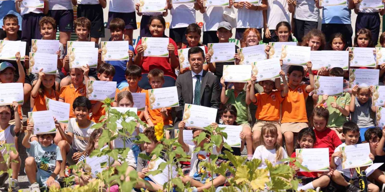 Marmaris’te Başkan Ünlü ve çocuklardan son hasat
