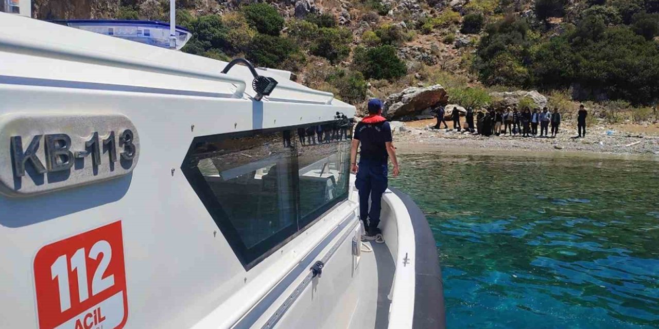 Marmaris Bozburun’da 12 düzensiz göçmen yakalandı