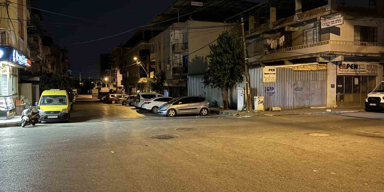 İzmir’de motosiklet ile hafif ticari aracın çarpıştığı feci kaza kamerada