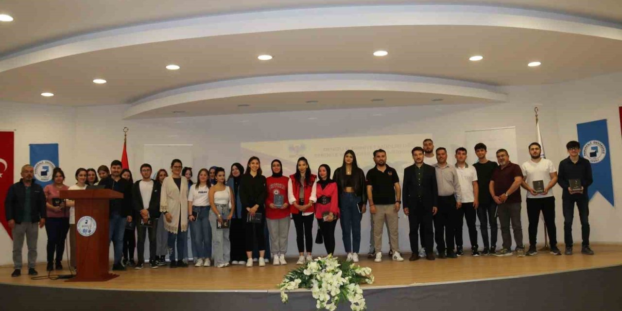 Üniversiteli gençlere terör örgütlerinin tuzakları anlatıldı